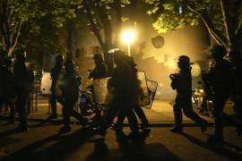 Un grupo de policías avanza durante una protesta en Nanterre, a las afueras de París, Francia, el 1 de julio de 2023.