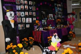 La tradición mexicana se mezcla con el sentimiento policial en esta ofrenda conmemorativa.