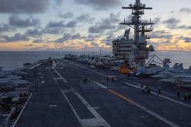 Imagen del portaaviones USS George H.W. Bush (CVN 77) difundida por el Comando Central de EU. El Pentágono dio a conocer eel costo por la guerra contra Irán se elevó a 29 mil millones de dólares.