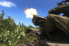 Soldados rusos disparan un arma antiaérea en un lugar no revelado en Ucrania.