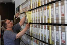 La propietaria Lisa McDonald empaqueta pedidos de té de hojas sueltas en Tea Haus en Ann Arbor, Michigan.