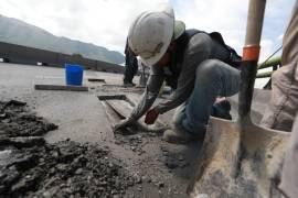 Los trabajos en el puente se realizan a la altura de la colonia Lomas de Lourdes, en sentido norte-sur.