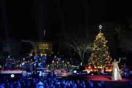 El árbol colocado en el parque de la Elipse, a poca distancia al sur de la Casa Blanca, estaba iluminado con luces rojas y blancas.