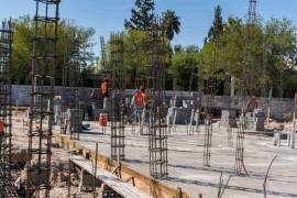 Obreros trabajan en el nuevo espacio destinado al cuidado y bienestar de adultos mayores.