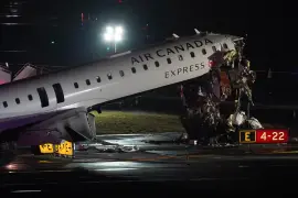 El impacto entre un avión regional y un camión de bomberos dejó dos pilotos muertos y varios heridos en el Aeropuerto LaGuardia.