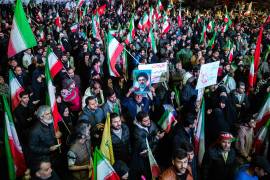 Partidarios del gobierno en Teherán, Irán, salen a las calles tras el anuncio del alto el fuego.