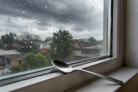 Algunas personas aseguran que ayuda durante las tormentas, mientras que otras la consideran parte de una tradición popular.