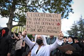 El cartelón de esta manifestante dice “La educación es una inversión, no un gasto. Nuestros estudios valen más que sus ahorros”.