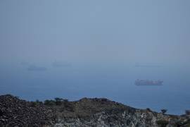 Petroleros y cargueros fondeados en el estrecho de Ormuz, el sábado 18 de abril de 2026, informó la agencia de noticias The Associated Press.