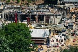 La construcción del nuevo salón de baile de la Casa Blanca se observa desde el Monumento a Washington, el martes 5 de mayo de 2026, en Washington.