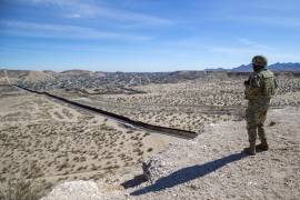 Un soldado de EU observa el muro fronterizo en Sunland Park. Mike Vigil precisa que la mayoría del fentanilo que entra por la frontera sur llega oculto por las garitas introducido por estadounidenses.