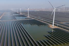 ARCHIVO - Aerogeneradores operan en una planta solar cerca de Weifang, en la provincia de Shandong, el 22 de marzo de 2024, en el este de China. (AP Foto/Ng Han Guan, archivo)