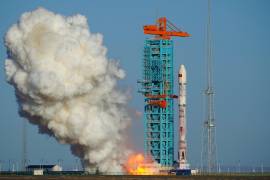 En esta imagen difundida por la Agencia de Noticias Xinhua, el cohete Zhuque-3 Y2 despega de la zona de innovación espacial comercial de Dongfeng, el miércoles 19 de agosto de 2026, en e noroeste de China.