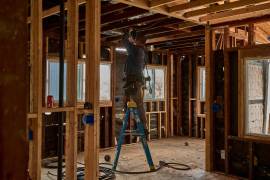 El sector de la construcción residencial en EU, que depende en gran medida de la mano de obra migrante, ha comenzado a desacelerarse debido a la escasez de trabajadores especializados tras la intensificación de las deportaciones.