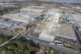 La planta opera actualmente con un turno, mientras los trabajadores permanecen atentos a los planes de producción.