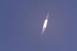 Un cohete SpaceX Falcon Heavy despega de la plataforma 39A en el Centro Espacial Kennedy en Cabo Cañaveral, Florida.