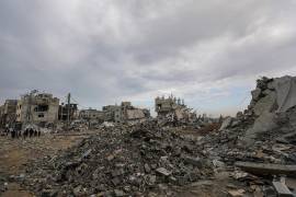 Vista de la destrucción tras una operación militar israelí en el campo de refugiados de Al Nuseirat, en el centro de la Franja de Gaza.En Gaza, ser periodista es convertirse en un blanco de guerra.