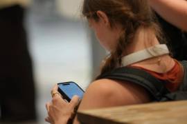 Una adolescente mira su teléfono móvil en Londres, el lunes 15 de junio de 2026.