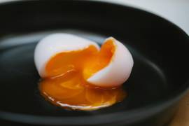 Los huevos crudos conservan más de sus nutrientes en comparación con los huevos cocidos en exceso.