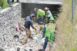 Las cuadrillas municipales retiraron basura, escombro, maleza y otros desechos acumulados en los cauces.