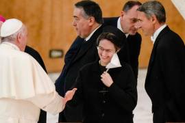 El Papa Francisco estrecha la mano de la hermana Raffaella Petrini, secretaria general de la Gobernación del Vaticano, en el Vaticano, el 23 de diciembre de 2021.