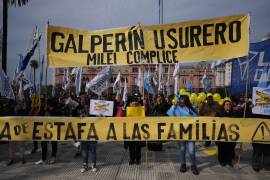 Manifestantes sostienen una pancarta frente al Ministerio de Economía para exigir medidas gubernamentales ante la crisis de endeudamiento de los hogares en Buenos Aires, Argentina, el jueves 20 de agosto de 2026.