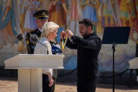 El presidente de Ucrania, Volodymyr Zelenskyy otorga una medalla a la presidenta de la Comisión Europea, Ursula von der Leyen, en Kiev.