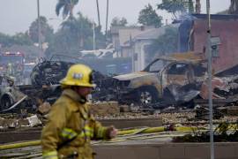 Imágenes mostraban camiones de bomberos apagando las llamas y los escombros de dos casas.