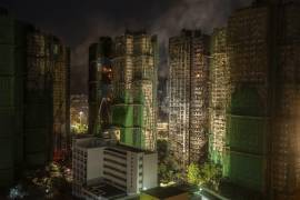 Los incendios continúan ardiendo después del anochecer en el complejo judicial Wang Fuk en el distrito de Tai Po de Hong Kong.