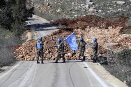 Tropas de paz de Naciones Unidas portan su bandera en Blida, un pueblo libanés en la frontera con Israel en el sur de Líbano, el sábado 25 de enero de 2025. FOTO: