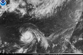Esta imagen satelital de la NOAA, por sus siglas en inglés) muestra al tifón Bavi acercándose al territorio insular estadounidense de Guam en el Pacífico, el domingo 5 de julio de 2026.