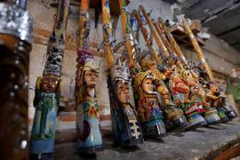 Los mosquetones son piezas talladas en madera, los cuales simulan un rifle, el cual va decorado con diseños prehispánicos y recuerdan la historia de México.