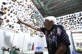 Doña Agustina, la abuelita saltillense con más de tres mil jarritos colgados en su cocina (video)