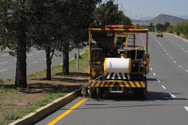 Dentro de los trabajos realizados, las cuadrillas se enfocaron en la aplicación de pintura en carriles y bulevares para mejorar la visibilidad vial.