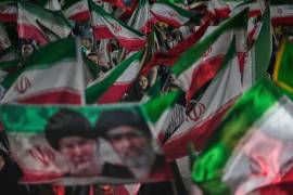 Manifestantes pro-gobierno con banderas iraníes y retratos del líder supremo ayatolá Mojtaba Jamenei (d) y su fallecido padre ayatolá Ali Jamenei, en Teherán, el 29 de mayo del 2026. (AP foto/Vahid Salemi)