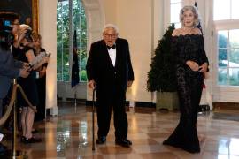 El ex secretario de Estado Henry Kissinger (izq) con su esposa Nancy Kissinger en la Casa Blanca en Washington el 20 de septiembre del 2019.
