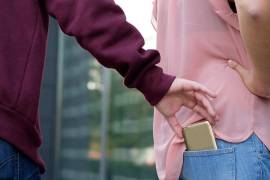 Si roban tu celular, puedes recuperar tu número a través de tu compañía telefónica, pero también es vital denunciar el robo y cambiar contraseñas para resguardar tus cuentas bancarias y redes sociales.