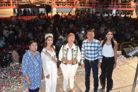El alcalde Hugo Iván Lozano Sánchez, acompañado de la presidenta del Comité de Feria, María del Rosario Rivera Falcón; la Reina, Marcela Alonso y la princesa, Valeria Armendáriz.
