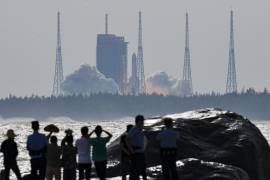 Personas observan el despegue del cohete portador Gran Marcha-5B Y4 que lleva el módulo de laboratorio espacial Mengtian en la provincia de Hainan, sur de China.
