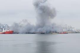 En esta foto tomada de un video proporcionado por OBSERVATOR ANTENA 1, se observa humo elevándose después de la explosión de un dron marítimo en el puerto de Constanza, Rumania.