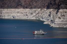 Un barco en el lago Mead se encuentra muy por debajo de la marca de minerales claros, similar a la línea de suciedad en una bañera, que evidencia la pérdida de agua cerca de la presa Hoover y de Boulder City, Nevada.