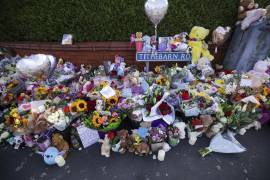 Ofrendas de flores y muñecos en el cruce de Tithebarn Road y Hart Street en Southport, Inglaterra colocados después de que tres niñas murieran en un ataque con arma blanca en una clase de danza.