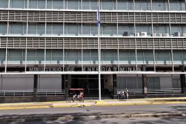 Personas transitan este lunes, frente al Ministerio de Energía y Minas, en La Habana. Cuba sufrió un nuevo apagón nacional, el sexto en apenas año y medio, informó el Ministerio de Energía y Minas (Minem).