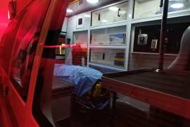 El joven perdió la vida a bordo de la ambulancia mientras era trasladado al Centro de Salud de Parras debido a la gravedad de sus lesiones.