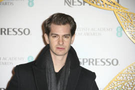 Andrew Garfield dice que está 'abierto' a experimentar con alguien de su mismo sexo