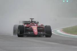 El piloto de Ferrari Charles Leclerc de Mónaco conduce su auto durante la primera práctica libre para el Gran Premio de Fórmula Uno de Emilia Romagna en el circuito de Dino y Enzo Ferrari, en Imola, Italia.