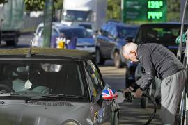 Anunciaron el despliegue de choferes del Ejército para abastecer gasolina.