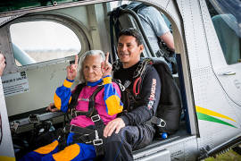 De 110 años, muere la mujer más anciana en saltar en paracaídas