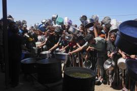 Palestinos luchan por obtener alimentos donados en una cocina comunitaria en Jan Yunis, al sur de la Franja de Gaza, el lunes 1 de septiembre de 2025. FOTO:
