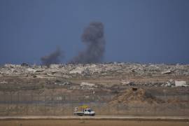 Sale humo de un lugar atacado por Israel en la Franja de Gaza. Los Emiratos Árabes Unidos advirtieron que cualquier acción israelí para anexar Cisjordania ocupada sería una “línea roja”.